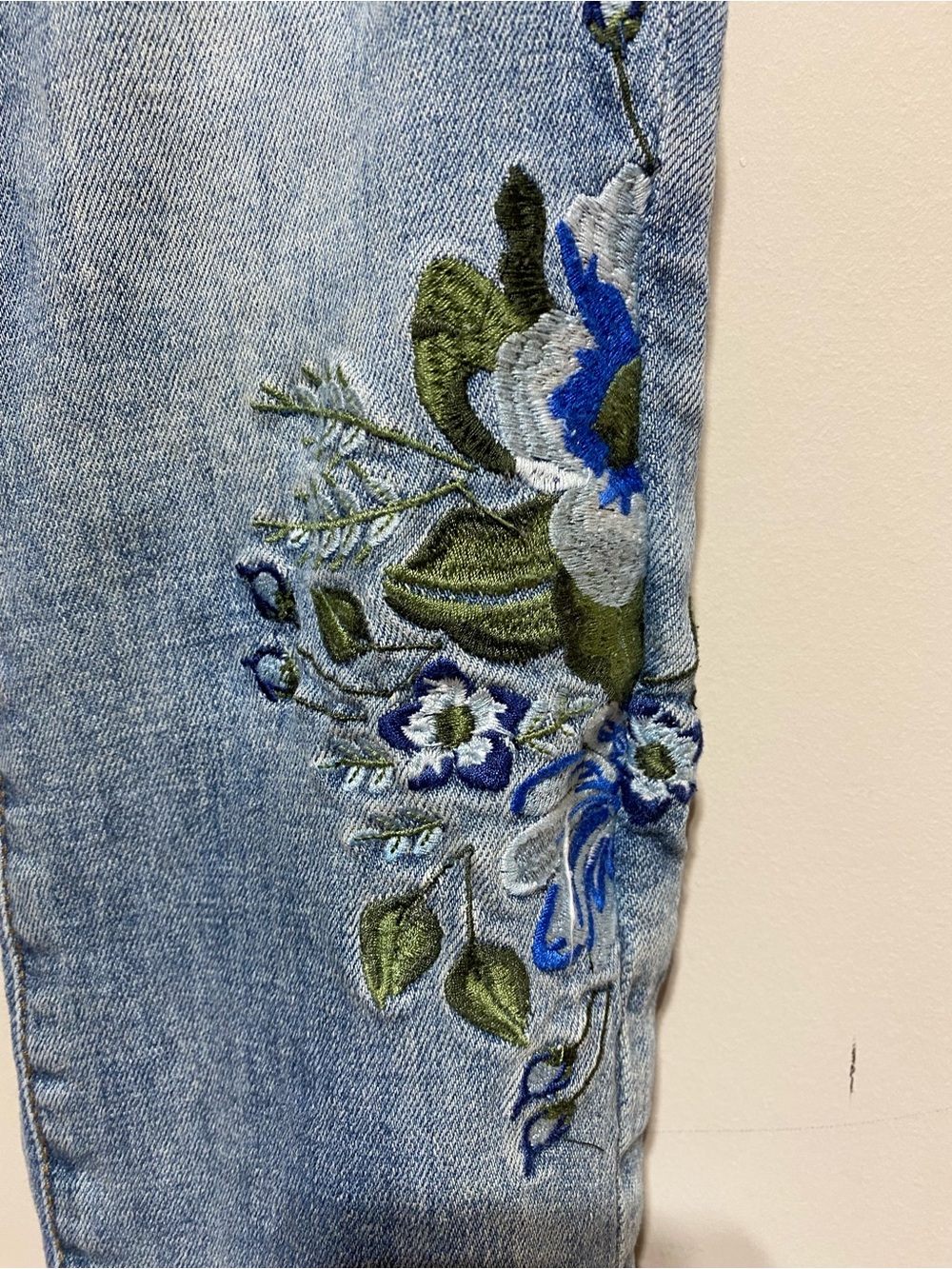Blank NYC Floral Embroidered Skinny Jeans Boho Beachy Cottage Size 28 - Picture 4 of 15